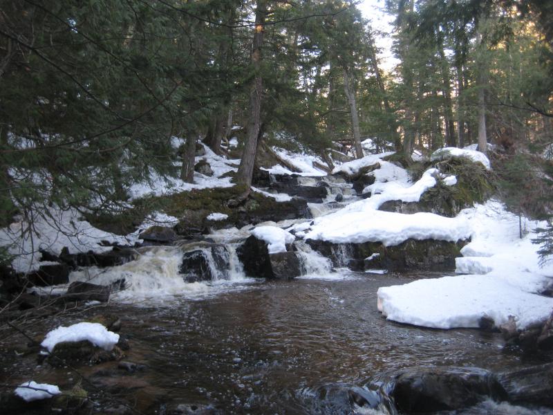 Flowing drops around the snow