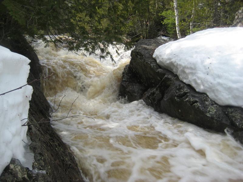 Overfull gushing chute