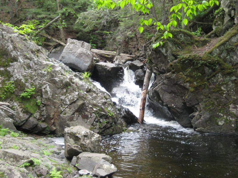 A jagged lower plunge